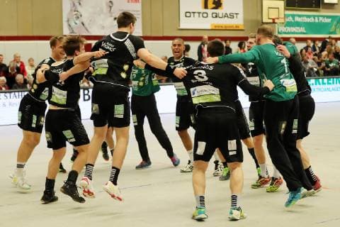 TuS Ferndorf - HC Rhein Vikings, 05.04.2019 Jubeltanz des HC Rhein Vikings nach dem 24:24 Unentschieden beim TuS Ferndorf, Kreuztal Stählerwiese Deutschland