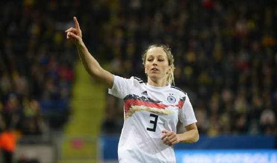 Stockholm , Fußball Länderspiel Frauen , Schweden vs. Deutschland , Kathrin Hendrich ( GER )