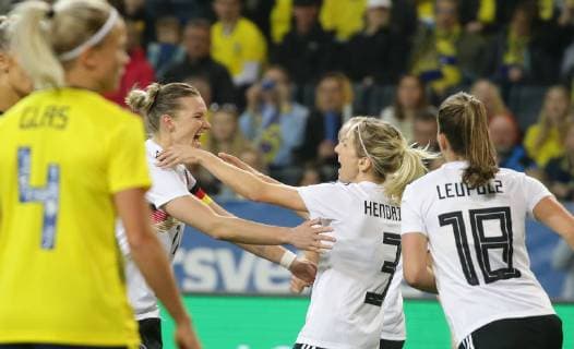 Stockholm , Fußball Länderspiel Frauen , Schweden vs. Deutschland , Jubel nach dem Tor zum 0 : 1 , von links: Alexandra Popp Kathrin Hendrich ( GER )