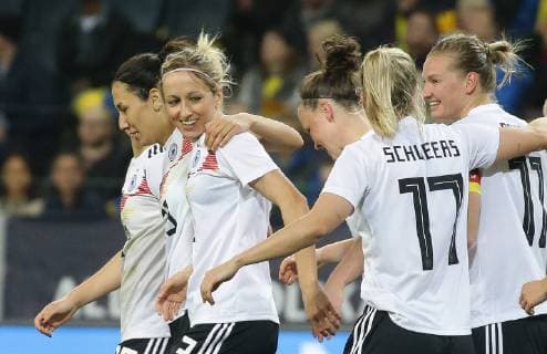 Stockholm , Fußball Länderspiel Frauen , Schweden vs. Deutschland , Jubel Deutschland , links: Kathrin Hendrich , Torschützin zum 0 : 1 Tor
