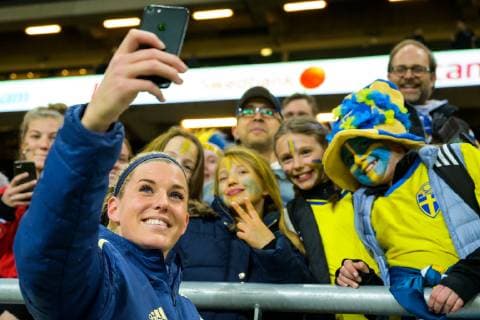 Fußball, Damen, Schweden - Deutschland 190406 Olivia Schough of Sweden takes selfies with supporters after the women s International Friendly Länderspiel football match between Sweden and Germany on April 6, 2019 in Stockholm. Photo: Joel Marklund BILDBYRAN kod JM 87921 Copyright: JOELxMARKLUND BB190406JM073