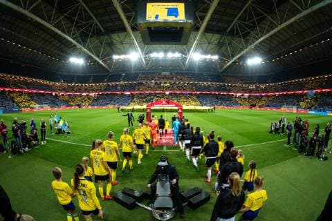 Fußball, Damen, Schweden - Deutschland 190406 The players of Sweden and Germany enter the field during the women s International Friendly Länderspiel football match between Sweden and Germany on April 6, 2019 in Stockholm. Photo: Joel Marklund BILDBYRAN kod JM 87921 Copyright: JOELxMARKLUND BB190406JM076