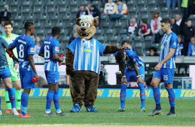 Sport Themen der Woche KW14 Sport Bilder des Tages Salomon Kalou, Javairo Dilrosun, Maskottchen Herthinho, Davie Selke, Marko Grujic enttäuscht nach Spielende Enttäuschung Fußball Fussball DFL Bundesliga Herren Saison 2018 2019 06.04.2019 Hertha BSC Berlin vs. Fortuna Düsseldorf DFL regulations prohibit any use of photographs as image sequences and or quasi-video. *** Salomon Kalou Javairo Dilrosun mascot Herthinho Davie Selke Marko Grujic disappointed after game disappointment sports football DFL Bundesliga men season 2018 2019 06 04 2019 Hertha BSC Berlin vs Fortuna Düsseldorf DFL regulations prohibit any use of photographs as image sequences and or quasi video