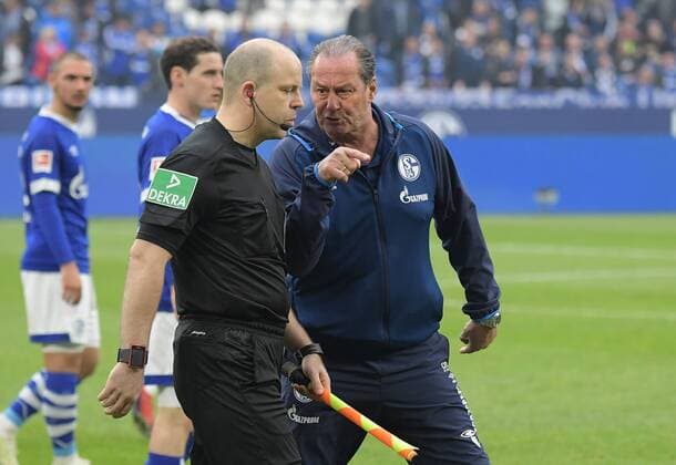 Sport Themen der Woche KW14 Sport Bilder des Tages 06.04.2019, xjhx, Fussball 1.Bundesliga, FC Schalke 04 - Eintracht Frankfurt emspor, v.l. Trainer Huub Stevens (FC Schalke 04) gibt Anweisungen, gestikuliert, mit den Armen gestikulieren gives instructions, gesticulate. linienrichter (DFL DFB REGULATIONS PROHIBIT ANY USE OF PHOTOGRAPHS as IMAGE SEQUENCES and or QUASI-VIDEO) Gelsenkirchen *** 06 04 2019 xjhx football 1 Bundesliga FC Schalke 04 Eintracht Frankfurt emspor v l coach Huub Stevens FC Schalke 04 gives instructions gesticulated gesticulate with arms gives instructions gesticulate linienrichter DFL DFB REGULATIONS PROHIBIT ANY USE OF PHOTOGRAPHS as IMAGE SEQUENCES and or QUASI VIDEO Gelsenkirchen