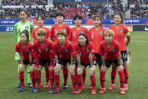(190406) -- YONGIN, April 6, 2019 -- Starting line-ups of South Korea women s soccer team pose for a group picture before a women s International Friendly Länderspiel match between South Korea and Iceland at Yongin Civic Sports Park Main Stadium in Yongin, Gyeongi-Province, South Korea, on April 6, 2019. Iceland won 3-2. ) (SP)SOUTH KOREA-YONGIN-SOCCER-WOMEN S FRIENDLY MATCH-SOUTH KOREA VS ICELAND LeexSang-ho 