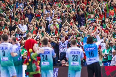 Hamburg, Deutschland 06. April 2019: REWE Final 4 - DHB Pokal Halbfinale - TSV Hannover-Burgdorf vs. SC Magdeburg Fankurve Fans Fanblock Magdeburg feiert die Mannschaft Hamburg Barclaycard Arena Hamburg Deutschland