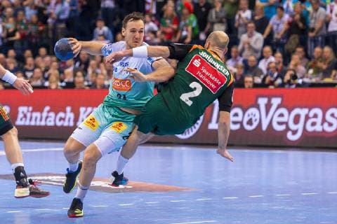 Hamburg, Deutschland 06. April 2019: REWE Final 4 - DHB Pokal Halbfinale - TSV Hannover-Burgdorf vs. SC Magdeburg v.li. Evgeni Pevnov (Hannover), Christian O Sullivan (Magdeburg), Torge Johannsen (Hannover), Stürmerfoul oder nicht? Hamburg Barclaycard Arena Hamburg Deutschland