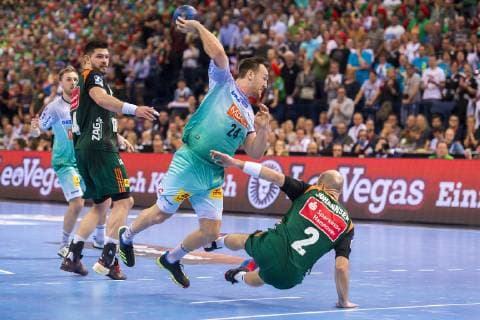 Hamburg, Deutschland 06. April 2019: REWE Final 4 - DHB Pokal Halbfinale - TSV Hannover-Burgdorf vs. SC Magdeburg v.li. Evgeni Pevnov (Hannover), Christian O Sullivan (Magdeburg), Torge Johannsen (Hannover), Stürmerfoul oder nicht? Hamburg Barclaycard Arena Hamburg Deutschland