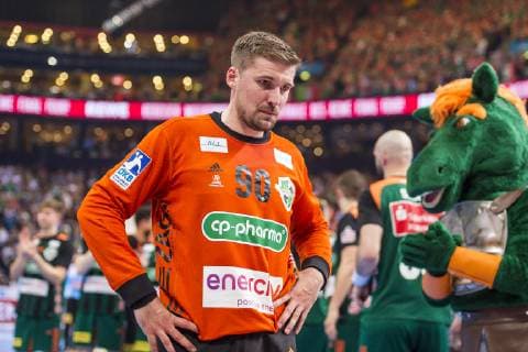 Hamburg, Deutschland 06. April 2019: REWE Final 4 - DHB Pokal Halbfinale - TSV Hannover-Burgdorf vs. SC Magdeburg Torhueter Urban Lesjak (Hannover) unzufrieden enttäuscht enttaeuscht niedergeschlagen frustriert, Hamburg Barclaycard Arena Hamburg Deutschland