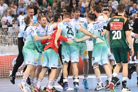 HBL, DHB-Pokal, Halbfinale, TSV Hannover Burgdorf vs SC Magdeburg 06.04.19, Hamburg, HBL, DHB-Pokal, Final Four 2019, Halbfinale, TSV Hannover Burgdorf vs SC Magdeburg, im Bild die Magdeburger Mannschaft jubelt ueber den Einzug in das Finale