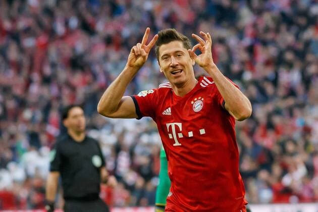 Muenchen, Deutschland, 06.04.2019, 1. Bundesliga 28. Spieltag, FC Bayern Muenchen - BV Borussia Dortmund, Robert Lewandowski (FCB) jubelt, Torjubel nach seinem treffer zum 2:0 ( DeFodi048 *** Muenchen Germany 06 04 2019 1 Bundesliga 28 Matchday FC Bayern Muenchen BV Borussia Dortmund Robert Lewandowski FCB cheers goal cheers after his goal to 2 0 DeFodi048