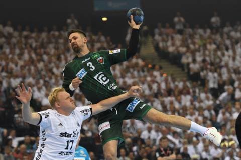 HBL, DHB-Pokal, Halbfinale,THW Kiel vs Fuechse Berlin 06.04.19, Hamburg, HBL, DHB-Pokal, Final Four 2019, Halbfinale, THW Kiel vs Fuechse Berlin, im Bild Fabian Wiede (Berlin 03) versucht sich gegen Patrick Wiencek (Kiel 17) durchzusetzen