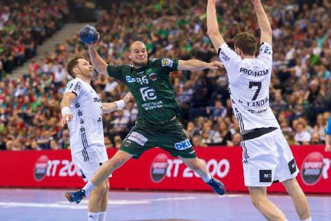 Hamburg, Deutschland 06. April 2019: REWE Final 4 - DHB Pokal Halbfinale - THW Kiel vs. Fuechse Berlin v.li. Steffen Weinhold (THW Kiel), Paul Drux (Berlin), Magnus Landin Jacobsen (THW Kiel) Hamburg Barclaycard Arena Hamburg Deutschland