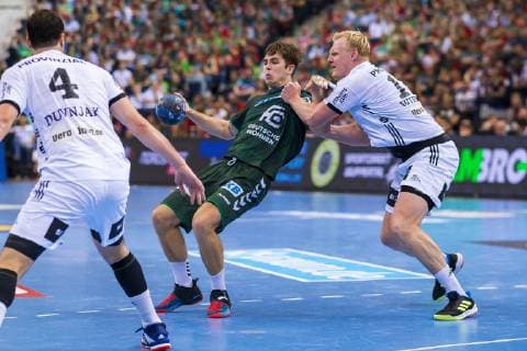 Hamburg, Deutschland 06. April 2019: REWE Final 4 - DHB Pokal Halbfinale - THW Kiel vs. Fuechse Berlin v.li. Domagoj Duvnjak (THW Kiel), Jacob Tandrup Holm (Berlin), Patrick Wiencek (THW Kiel) Hamburg Barclaycard Arena Hamburg Deutschland