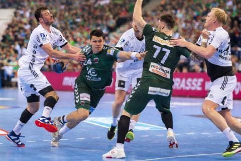 Hamburg, Deutschland 06. April 2019: REWE Final 4 - DHB Pokal Halbfinale - THW Kiel vs. Fuechse Berlin v.li. Domagoj Duvnjak (THW Kiel), Frederik Simak (Berlin), Johan Koch (Berlin), Patrick Wiencek (THW Kiel) Hamburg Barclaycard Arena Hamburg Deutschland