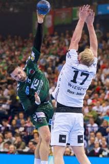 Hamburg, Deutschland 06. April 2019: REWE Final 4 - DHB Pokal Halbfinale - THW Kiel vs. Fuechse Berlin v.li. Fabian Wiede (Berlin), Patrick Wiencek (THW Kiel) Hamburg Barclaycard Arena Hamburg Deutschland