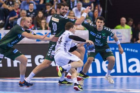 Hamburg, Deutschland 06. April 2019: REWE Final 4 - DHB Pokal Halbfinale - THW Kiel vs. Fuechse Berlin v.li. Paul Drux (Berlin), Jakov Gojun (Berlin), Miha Zarabec (THW Kiel), Frederik Simak (Berlin) Hamburg Barclaycard Arena Hamburg Deutschland