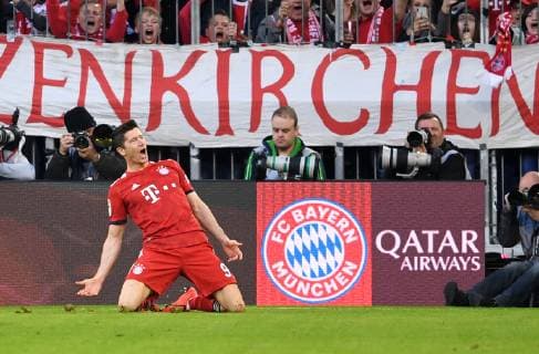 Fussball 1. Bundesliga Saison 2018 2019 28. Spieltag FC Bayern Muenchen - Borussia Dortmund 06.04.2019 JUEBL FC Bayern Muenchen; Robert Lewandowski nach seinem 200. Bundesligatreffer zur 2-0 Fuehrung ----DFL regulations prohibit any use of photographs as image sequences and or quasi-video.---- *** Soccer 1 Bundesliga Season 2018 2019 28 Matchday FC Bayern Muenchen Borussia Dortmund 06 04 2019 JUEBL FC Bayern Muenchen Robert Lewandowski after his 200 Bundesliga goal for the 2 0 lead DFL regulations prohibit any use of photographs as image sequences and or quasi video