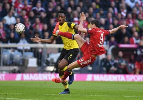 Fussball 1. Bundesliga Saison 2018 2019 28. Spieltag FC Bayern Muenchen - Borussia Dortmund 06.04.2019 Tor zum 2-0; Robert Lewandowski (re, FC Bayern Muenchen) erzielt hier mit seinem 200. Bundesligatreffer die 2-0 Fuehrung gegen Dan-Axel Zagadou (li, Borussia Dortmund) ----DFL regulations prohibit any use of photographs as image sequences and or quasi-video.---- *** Soccer 1 Bundesliga Season 2018 2019 28 Matchday FC Bayern Muenchen Borussia Dortmund 06 04 2019 Goal to 2 0 Robert Lewandowski re FC Bayern Muenchen scores with his 200 Bundesliga goal the 2 0 lead against Dan Axel Zagadou li Borussia Dortmund DFL regulations prohibit any use of photographs as image sequences and or quasi video