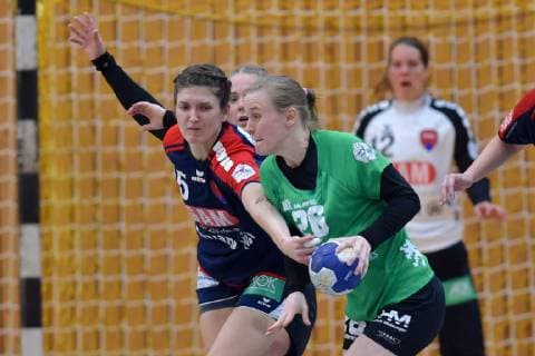 Michelle Urbicht (SG 09 Kirchhof) (am Ball) und Jurate Zilinskaite (H2Ku Herrenberg) (L) in der Abwehr, Monika Lide (Torfrau H2Ku Herrenberg) (hinten) , GER, Handball - 2. Bundesliga Frauen - SG 09 Kirchhof vs SG H2Ku Herrenberg, 06.04.2019, Handball - 2. Bundesliga Frauen - SG 09 Kirchhof - SG H2Ku Herrenberg, 06.04.2019 Melsungen Copyright: xEIBNER RolandxSippelx EP_RSL
