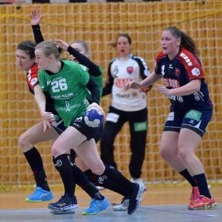 Michelle Urbicht (SG 09 Kirchhof) (am Ball) und Jurate Zilinskaite (H2Ku Herrenberg) (L) in der Abwehr, Monika Lide (Torfrau H2Ku Herrenberg) (hinten), Katrin Schroeder (H2Ku Herrenberg) (R) , GER, Handball - 2. Bundesliga Frauen - SG 09 Kirchhof vs SG H2Ku Herrenberg, 06.04.2019, Handball - 2. Bundesliga Frauen - SG 09 Kirchhof - SG H2Ku Herrenberg, 06.04.2019 Melsungen Copyright: xEIBNER RolandxSippelx EP_RSL