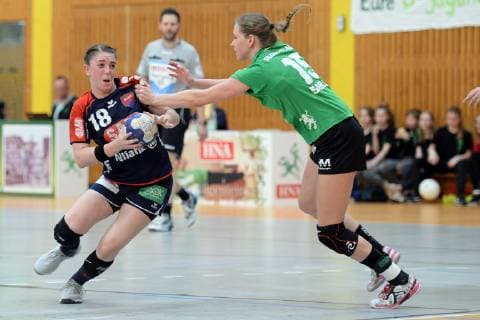 Lea Neubrander (H2Ku Herrenberg) (am Ball) und Diana Sabljak (SG 09 Kirchhof) (R) , GER, Handball - 2. Bundesliga Frauen - SG 09 Kirchhof vs SG H2Ku Herrenberg, 06.04.2019, Handball - 2. Bundesliga Frauen - SG 09 Kirchhof - SG H2Ku Herrenberg, 06.04.2019 Melsungen Copyright: xEIBNER RolandxSippelx EP_RSL