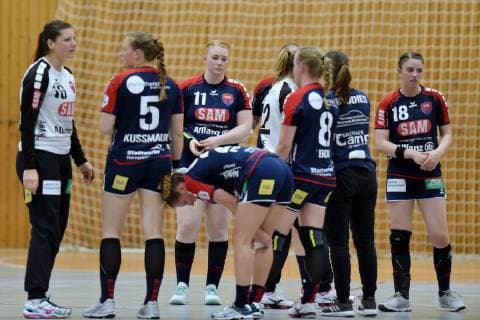 enttaeuscht, frustriert, Emotion nach der Niederlage; Dora Elbert (Torfrau H2Ku Herrenberg) (L), Kerstin Foth (hinten, M), Lea Neubrander (R) , GER, Handball - 2. Bundesliga Frauen - SG 09 Kirchhof vs SG H2Ku Herrenberg, 06.04.2019, Handball - 2. Bundesliga Frauen - SG 09 Kirchhof - SG H2Ku Herrenberg, 06.04.2019 Melsungen Copyright: xEIBNER RolandxSippelx EP_RSL