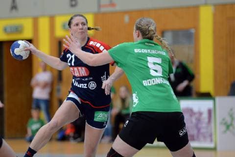 Saskia Putzke (H2Ku Herrenberg) beim Wurf; Danique Boonkamp (SG 09 Kirchhof) (R) , GER, Handball - 2. Bundesliga Frauen - SG 09 Kirchhof vs SG H2Ku Herrenberg, 06.04.2019, Handball - 2. Bundesliga Frauen - SG 09 Kirchhof - SG H2Ku Herrenberg, 06.04.2019 Melsungen Copyright: xEIBNER RolandxSippelx EP_RSL