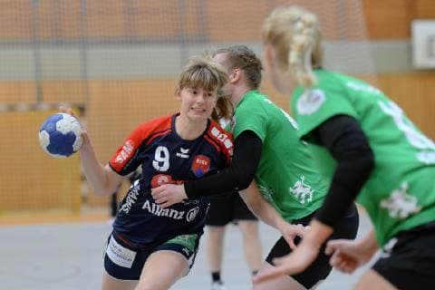 Katrin Friedrich (H2Ku Herrenberg) (am Ball), Kim Mai (SG 09 Kirchhof) und Christin Kuehlborn (SG 09 Kirchhof) (R) , GER, Handball - 2. Bundesliga Frauen - SG 09 Kirchhof vs SG H2Ku Herrenberg, 06.04.2019, Handball - 2. Bundesliga Frauen - SG 09 Kirchhof - SG H2Ku Herrenberg, 06.04.2019 Melsungen Copyright: xEIBNER RolandxSippelx EP_RSL