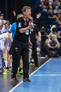 Hamburg, Deutschland 06. April 2019: REWE Final 4 - DHB Pokal Halbfinale - THW Kiel vs. Fuechse Berlin Trainer Velimir Petkovic (Berlin) aergerlich ärgerlich, sauer, wütend wuetend. schreit. tobt. Hamburg Barclaycard Arena Hamburg Deutschland