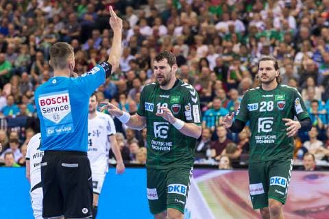 Hamburg, Deutschland 06. April 2019: REWE Final 4 - DHB Pokal Halbfinale - THW Kiel vs. Fuechse Berlin Jakov Gojun (Berlin) erhält eine 2 Minutenstrafe Hamburg Barclaycard Arena Hamburg Deutschland