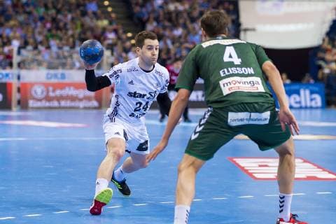 Hamburg, Deutschland 06. April 2019: REWE Final 4 - DHB Pokal Halbfinale - THW Kiel vs. Fuechse Berlin v.li. Miha Zarabec (THW Kiel), Bjarki Mar Elisson (Berlin) Hamburg Barclaycard Arena Hamburg Deutschland
