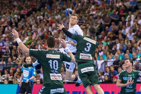 Hamburg, Deutschland 06. April 2019: REWE Final 4 - DHB Pokal Halbfinale - THW Kiel vs. Fuechse Berlin v.li. Jakov Gojun (Berlin), Nikola Bilyk (THW Kiel), Fabian Wiede (Berlin) Hamburg Barclaycard Arena Hamburg Deutschland