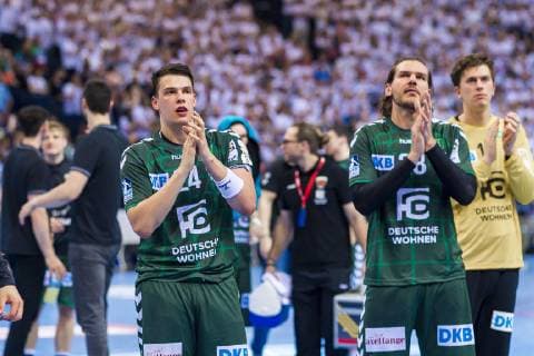 Hamburg, Deutschland 06. April 2019: REWE Final 4 - DHB Pokal Halbfinale - THW Kiel vs. Fuechse Berlin v.li. Frederik Simak (Berlin), Erik Schmidt (Berlin) unzufrieden enttäuscht enttaeuscht niedergeschlagen frustriert, Hamburg Barclaycard Arena Hamburg Deutschland