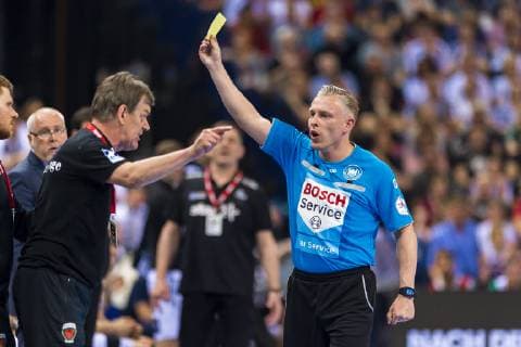 Hamburg, Deutschland 06. April 2019: REWE Final 4 - DHB Pokal Halbfinale - THW Kiel vs. Fuechse Berlin Trainer Velimir Petkovic (Berlin) erhält die gelbe Karte Hamburg Barclaycard Arena Hamburg Deutschland