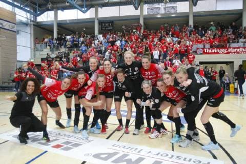 Bad Langensalza, 06.04.2019 Handball, 1. Bundesliga, Frauen, Saison 2018 19, Thüringer HC (THC) vs SG BBM Bietigheim (BBM) die mannschaft des thüringer hc jubeln über den sieg gegen den spitzenreiter bietigheim