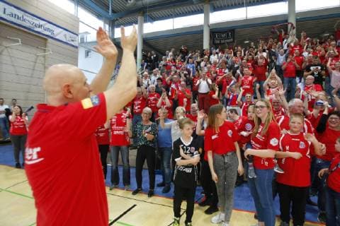 Bad Langensalza, 06.04.2019 Handball, 1. Bundesliga, Frauen, Saison 2018 19, Thüringer HC (THC) vs SG BBM Bietigheim (BBM) Trainer Herbert Müller (THC) bedankt sich bei den fans
