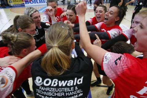 Bad Langensalza, 06.04.2019 Handball, 1. Bundesliga, Frauen, Saison 2018 19, Thüringer HC (THC) vs SG BBM Bietigheim (BBM) die mannschaft des thüringer hc jubeln über den sieg gegen den spitzenreiter bietigheim