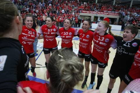 Bad Langensalza, 06.04.2019 Handball, 1. Bundesliga, Frauen, Saison 2018 19, Thüringer HC (THC) vs SG BBM Bietigheim (BBM) die mannschaft des thüringer hc jubeln über den sieg gegen den spitzenreiter bietigheim