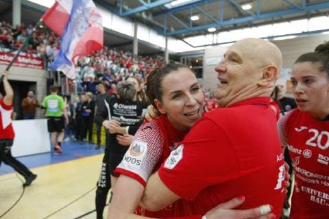 Bad Langensalza, 06.04.2019 Handball, 1. Bundesliga, Frauen, Saison 2018 19, Thüringer HC (THC) vs SG BBM Bietigheim (BBM) Iveta Luzumová (THC) und Trainer Herbert Müller (THC) freuen sich über den sieg