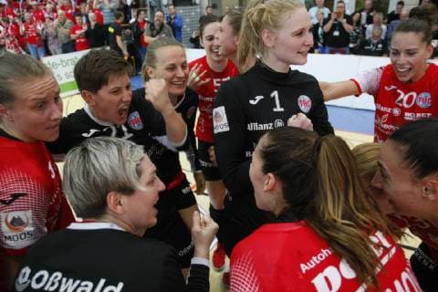 Bad Langensalza, 06.04.2019 Handball, 1. Bundesliga, Frauen, Saison 2018 19, Thüringer HC (THC) vs SG BBM Bietigheim (BBM) die mannschaft des thc jubelt über den sieg