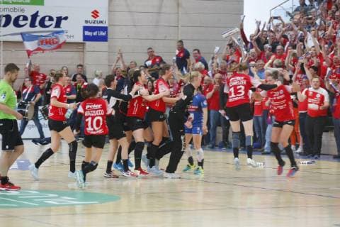Bad Langensalza, 06.04.2019 Handball, 1. Bundesliga, Frauen, Saison 2018 19, Thüringer HC (THC) vs SG BBM Bietigheim (BBM) die mannschaft des thüringer hc jubeln über den sieg gegen den spitzenreiter bietigheim