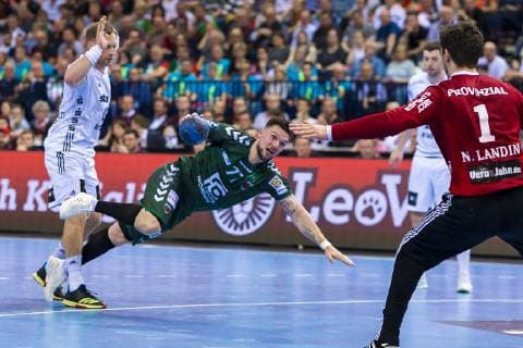 Hamburg, Deutschland 06. April 2019: REWE Final 4 - DHB Pokal Halbfinale - THW Kiel vs. Fuechse Berlin v.li. Steffen Weinhold (THW Kiel), Johan Koch (Berlin) ,Torhueter Niklas Landin (THW Kiel) Hamburg Barclaycard Arena Hamburg Deutschland