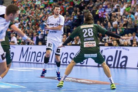 Hamburg, Deutschland 06. April 2019: REWE Final 4 - DHB Pokal Halbfinale - THW Kiel vs. Fuechse Berlin Domagoj Duvnjak (THW Kiel), Erik Schmidt (Berlin) Hamburg Barclaycard Arena Hamburg Deutschland