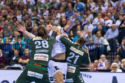 Hamburg, Deutschland 06. April 2019: REWE Final 4 - DHB Pokal Halbfinale - THW Kiel vs. Fuechse Berlin v. li. im Zweikampf Erik Schmidt (Berlin), Steffen Weinhold (THW Kiel), Matthias Zachrisson (Berlin) Hamburg Barclaycard Arena Hamburg Deutschland
