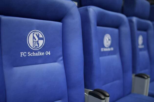 06.04.2019, xmhx, Fussball 1.Bundesliga, FC Schalke 04 - Eintracht Frankfurt emspor, v.l. Sitz der Auswechselbank in der Veltins Arena mit Schalke Logo, Symbolbild, Logo, Emblem (DFL DFB REGULATIONS PROHIBIT ANY USE OF PHOTOGRAPHS as IMAGE SEQUENCES and or QUASI-VIDEO) Gelsenkirchen