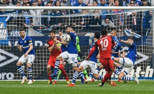 06.04.2019, xmhx, Fussball 1.Bundesliga, FC Schalke 04 - Eintracht Frankfurt emspor, v.l. Handspiel nach Videobeweis Daniel Caligiuri (FC Schalke 04), Filip Kostic (Eintracht Frankfurt), Elfmeter, David Abraham (Eintracht Frankfurt) (DFL DFB REGULATIONS PROHIBIT ANY USE OF PHOTOGRAPHS as IMAGE SEQUENCES and or QUASI-VIDEO) Gelsenkirchen *** 06 04 2019 xmhx Football 1 Bundesliga FC Schalke 04 Eintracht Frankfurt emspor v l Handball after video evidence Daniel Caligiuri FC Schalke 04 Filip Kostic Eintracht Frankfurt Penalty David Abraham Eintracht Frankfurt DFL DFB REGULATIONS PROHIBIT ANY USE OF PHOTOGRAPHS as IMAGE SEQUENCES and or QUASI VIDEO Gelsenkirchen