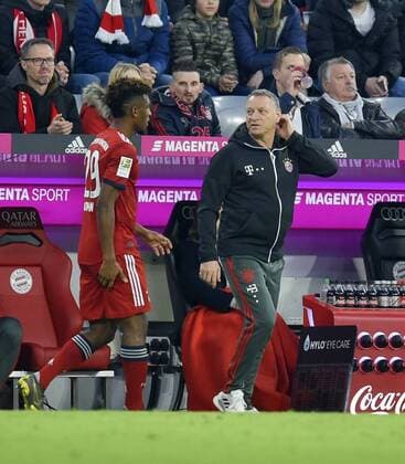 06.04.2019, Fussball 1. Bundesliga 2018 2019, 28. Spieltag, FC Bayern München - Borussia Dortmund, in der Allianz-Arena München. Physio Gianni Bianchi kümmert sich gleich um Kingsley Coman (Bayern München)