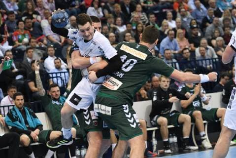 HBL, DHB-Pokal, Halbfinale,THW Kiel vs Fuechse Berlin 06.04.19, Hamburg, HBL, DHB-Pokal, Final Four 2019, Halbfinale, THW Kiel vs Fuechse Berlin, im Bild Jakov Gojun (Berlin 10) versucht sich gegen Miha Zarabec (Kiel 24) durchzusetzen