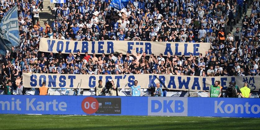 Fussball, Herren, 1. Bundesliga, Saison 2018 19, (28. Spieltag), Hertha BSC - Fortuna Düsseldorf (1:2), Fans von Hertha in der Ostkurve, Vollbier für alle - Sonst gibts Krawalle, 06.04. 2019, *** Football Men 1 Bundesliga Season 2018 19 28 Matchday Hertha BSC Fortuna Düsseldorf 1 2 Fans of Hertha in the Ostkurve Full beer for all other riots 06 04 2019 Copyright: xMatthiasxKochx